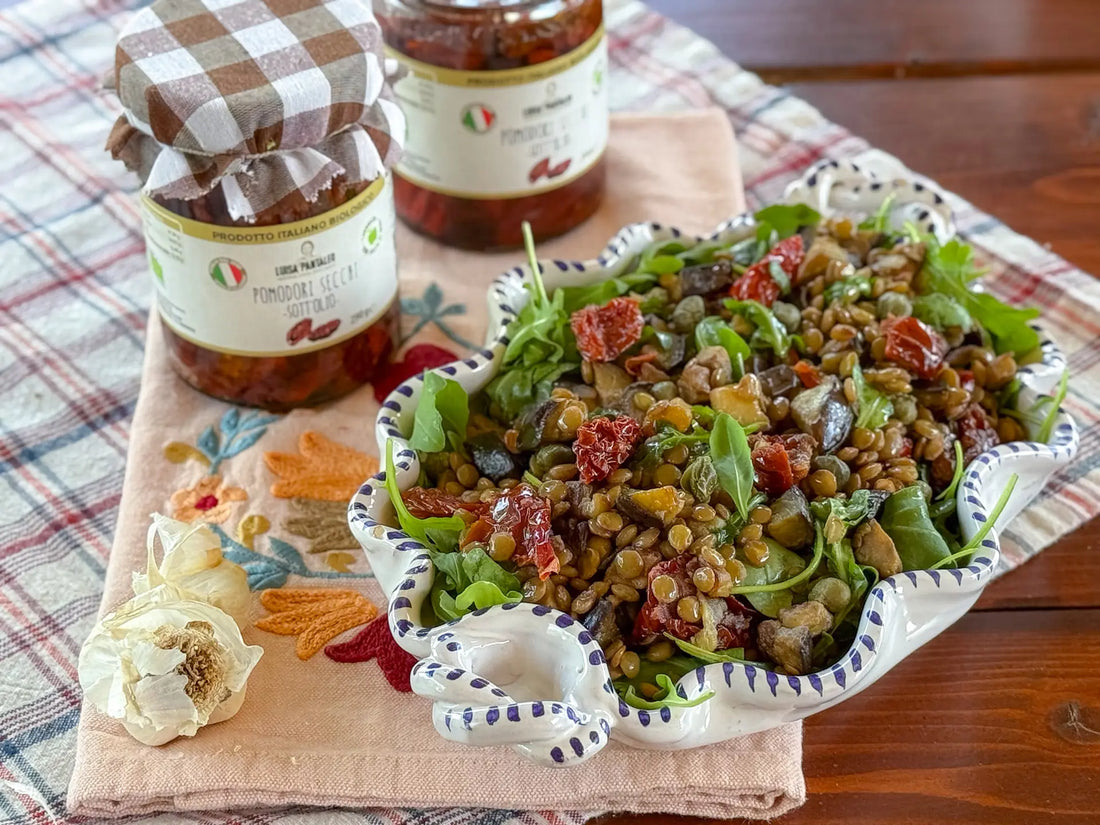 Insalata di lenticchie, pomodori secchi, rucola, capperi e melanzane