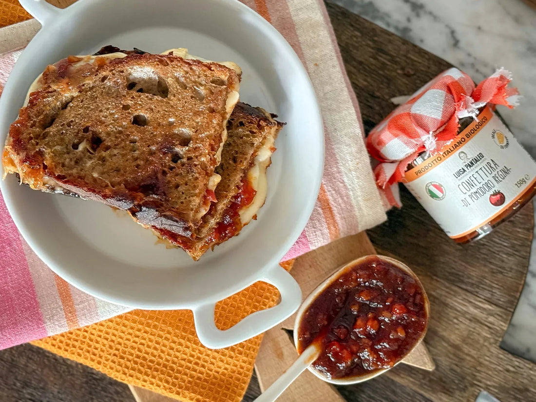 Sandwich con confettura di pomodoro e bacon